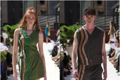 La soie de Bao Lôc et le brocart de Pa Cô impressionnent avec la collection «Rivière éternelle» à la Fashion Week printemps-été 2026 de New York.