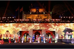 70 artistes interprètent la pièce instrumentale «Hanoi sacrée et magnifique» à la citadelle impériale de Thang Long. Photo : vtv.vn