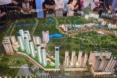 Paysage le long du boulevard Thang Long. La carte montrant l'état actuel du développement spatial et des infrastructures techniques de Hanoi attire les foules. Photo: VNA