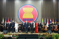 Le secrétaire général du Parti communiste du Vietnam, Tô Lâm (à gauche) assiste à la cérémonie marquant le 30e anniversaire de l’adhésion du Vietnam à l’ASEAN, le 10 mars 2025. Photo : VNA