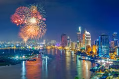 Feux d'artifice sur la rivière Saigon. Photo: TITC