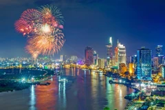 Feux d'artifice sur la rivière Saigon. Photo: TITC