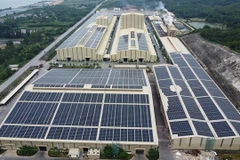 SP et Hoa Sen s’associent pour lancer la première offre de refroidissement industriel en tant que service (CaaS) au Vietnam. Ce CaaS sera installé aux côtés de systèmes solaires sur les toits des deux plus grandes usines de fabrication de tôles d’acier de Hoa Sen, à Phu My et Nghê An. Photo : SP