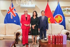La gouverneure générale d’Australie Sam Mostyn (à gauche), l’ambassadeur du Vietnam en Australie, Pham Hung Tâm, et son épouse lors de la rencontre. Photo : VNA