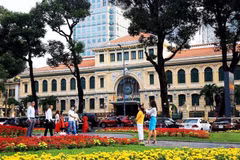 Des touristes devant la Poste centrale de Hô Chi Minh-Ville. Photo: VNA