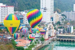 La zone touristique de Cat Ba est une destination préférée des touristes pendant la saison du tourisme balnéaire. Photo: baohaiphong.vn