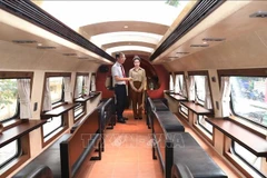 A bord du Train des Cinq Portes de Hanoi. Photo: VNA
