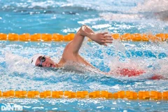 Le nageur vietnamien Huy Hoàng rafle sa deuxième médaille d’or aux Championnats d’Asie de natation 2025, à Ahmedabad, en Inde. Photo: dantri.com.vn