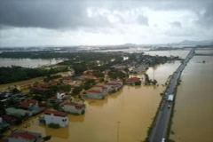 La plupart des maisons dans la commune de Nông Công, dans la province de Thanh Hoa (Centre) ont été submergés par les eaux à cause de l'impact de la tempête Bualoi et des fortes pluies prolongées. Photo : VNA