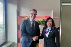 La vice-ministre des Affaires étrangères, Lê Thi Thu Hang (à droite), et le sous-secrétaire d'État estonien aux Affaires politiques, Martin Roger. Photo : baoquocte.vn