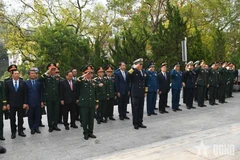 Le ministre vietnamien de la Défense, Phan Van Giang et le ministre chinois de la Défense nationale Dong Jun rendent hommage au mémorial des soldats révolutionnaires tombés au Vietnam et en Chine, dans la ville de Dongxing. Photo : qdnd.vn