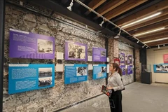 Une visiteuse à l’exposition de photos « Armée aux cheveux long» au Musée de la Femme du Mexique. Photo : VNA