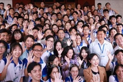Le Premier ministre Pham Minh Chinh, les députés de Cân Tho et les étudiants de l’Université de Cân Tho lors de l’événement. Photo : VNA