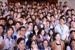 Le Premier ministre Pham Minh Chinh, les députés de Cân Tho et les étudiants de l’Université de Cân Tho lors de l’événement. Photo : VNA