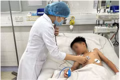 Une médecin traite un enfant atteint de dengue sévère au Service des urgences et des soins intensifs de l'Hôpital des maladies tropicales de Hô Chi Minh-Ville. Photo : VNA 