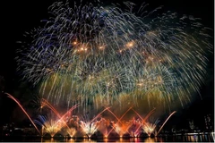Dà Nang illuminée par de magnifiques spectacles pyrotechniques. Photo: TPO