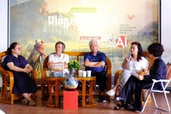 Délégués lors de la cérémonie de lancement du roman illustré "Hiêp si Dê mèn" (Chevalier Grillon). Photo : VNA