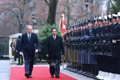 Le Premier ministre vietnamien Pham Minh Chinh (à droite) et son homologue polonais Donald Tusk inspectent la garde d’honneur, à Varsovie, le 16 janvier. Photo: VNA