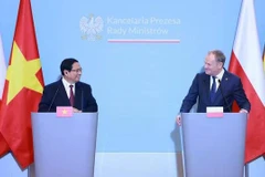 Le Premier ministre vietnamien Pham Minh Chinh (à gauche) et son homologue polonais Donald Tusk annoncent les résultats de leurs entretiens à la presse, à Varsovie, en Pologne, le 16 janvier. Photo: VNA