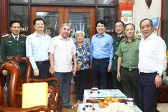 Le président Luong Cuong (5e, de gauche à droite) rend visite à la famille de Vo Dai Nhân et Vo Thi Vân, deux vétérans révolutionnaires exceptionnels de la ville de Long Xuyên. Photo: VNA