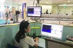 Le secteur de la santé a renforcé la surveillance épidémiologique à l’aéroport international de Tân Son Nhât à Hô Chi Minh-Ville. Photo : VNA