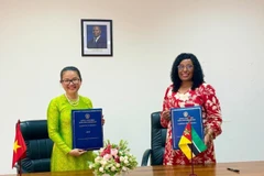 L’ambassadrice du Vietnam au Mozambique, Trân Thi Thu Thin, et la ministre de l’Éducation et de la Culture du Mozambique, Samaria Tovela. Photo : Ambassade du Vietnam au Mozambique