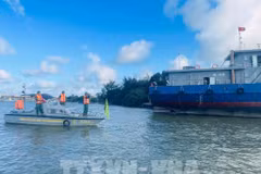 À Huê, les bateaux situés sur le chemin du typhon Fengshen ont été rappelés au port. Photo: VNA
