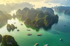 Avec ses milliers d’îles, grandes et petites, émergeant des eaux d’un vert émeraude, ainsi qu’un réseau de grottes riches et mystérieuses, la baie de Ha Long évoque une immense peinture à l’encre, vivante et spectaculaire, un chef-d’œuvre naturel façonné par la nature au fil des siècles. Photo: NDEL