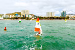 L’édition 2025 de la course de voile Open Sailing s’est déroulée sur la plage de Bai Sau, dans le quartier de Vung Tàu, à Hô Chi Minh-Ville. Photo : thethao.sggp.org.vn