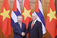 Le secrétaire général du Comité central du Parti communiste du Vietnam Tô Lâm (à gauche), et le premier secrétaire du Comité central du Parti communiste cubain et président cubain Miguel Díaz-Canel Bermúdez se serrent la main, à Hanoi, le 1er septembre. Photo : VNA 