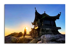 La pagode Dông trône au sommet du mont Yên Tu. Elle fait partie d’un ensemble de sites pittoresques où il y a plus de 700 ans, le roi Trân Nhân Tông s’installa pour mener une vie religieuse ascétique et fonder la secte bouddhique Truc Lâm. Photo: VNA