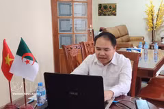 Le conseiller commercial Hoàng Duc Nhuân s’exprime lors de la session de conseil à l’exportation sur les marchés algérien, sénégalais et tunisien. Photo : VNA