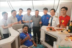 L’attaquant Nguyên Xuân Son (centre, premier plan) de retour à l’aéroport international de Nôi Bài, à 14h30 le 6 janvier 2025. Photo: VNA