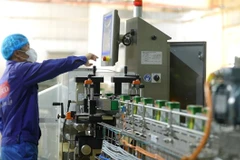 Un ouvrier au travail sur la ligne d’emballage Tetra Recart. Tetra Recart offre une alternative convaincante aux boîtes de conserve et aux bocaux en verre traditionnels. Photos : Tetra Pak
