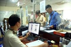 Des citoyens se présentent au bureau d’enregistrement des entreprises du Département des finances de Hanoi pour effectuer leurs démarches de création d’entreprise. Photo d’illustration : VNA
