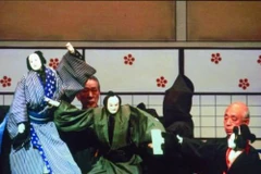 Considéré au Japon comme un genre dramatique traditionnel majeur, à l’instar du Nô et du Kabuki, le théâtre de marionnettes Ningyo Johruri Bunraku est un mélange de récit chanté, d’accompagnement instrumental et de théâtre de marionnettes. Photo: UNESCO