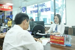 Traitement des procédures administratives au centre de services publics du quartier de Dông Da à Hanoi. Photo : VNA