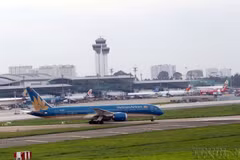 Avions en piste à l’aéroport international de Tân Son Nhât. Photo: VNA
