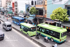 Des bus font la navette dans la rue Lê Quang Dao, à Hô Chi Minh-Ville. Photo : VNA