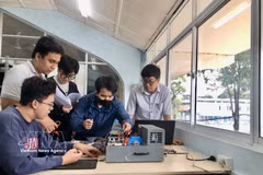 Des étudiants de l'Université de technologie – Université nationale du Vietnam à Hô Chi Minh-Ville s'exercent à des applications de haute technologie. Photo : VNA