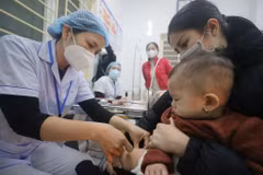 Le ministère de la Santé élabore un plan visant vise à étendre les efforts de vaccination aux enfants âgés de 1 à 10 ans et à introduire une vaccination supplémentaire pour les nourrissons âgés de 6 à 9 mois. Photo: VNA