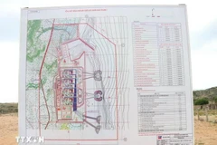 Le schéma d'implantation de la centrale nucléaire de Ninh Thuan 1 est placé sur le site du projet (commune de Phuoc Dinh, district de Thuan Nam) pour que le public puisse accéder aux informations. Photo: VNA