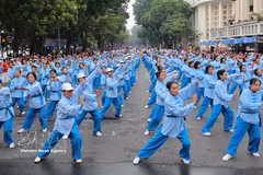 Des exercices sportifs en plein air pour les personnes âgées à Hanoi. Le vieillissement de la population au Vietnam offre une opportunité majeure pour la croissance de la silver économie. Photo: VNA