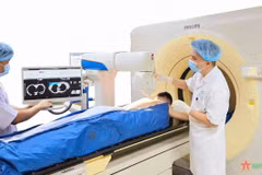 L'hôpital militaire 175 innove en appliquant des techniques modernes de biopsie osseuse. Photo: Anh Tuyêt/qdnd.vn