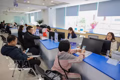 Des gens font les démarches administratives à la filiale de Tây Hô du Centre des services administratifs publics, à Hanoi. Photo : VNA