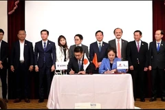 Cérémonie de signature du protocole d’accord établissant un partenariat stratégique entre le port international de Long An et le port de Kobe. Photo: VNA