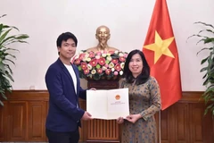 La vice-ministre des Affaires étrangères, Lê Thi Thu Hang (à droite) remet à l’agence de presse télévisée japonaise Nihon Denpa News l’autorisation de rouvrir son bureau permanent au Vietnam. Photo : VNA
