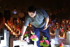 Le Premier ministre Pham Minh Chinh brûle de l'encens à la mémoire des martyrs au cimetière national des martyrs de Truong Son, le 26 juillet. Photo: VNA