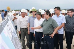 Le Premier ministre Pham Minh Chinh inspecte d’importants projets d’infrastructure dans la province de Quang Tri. Photo : VNA
