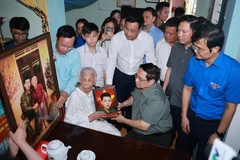 Le Premier ministre Pham Minh Chinh rend visite à la mère héroïne vietnamienne Dào Thi Vui, dans le village de Thuong Xa, commune de Hai Lang, province de Quang Tri. Photo: VNA